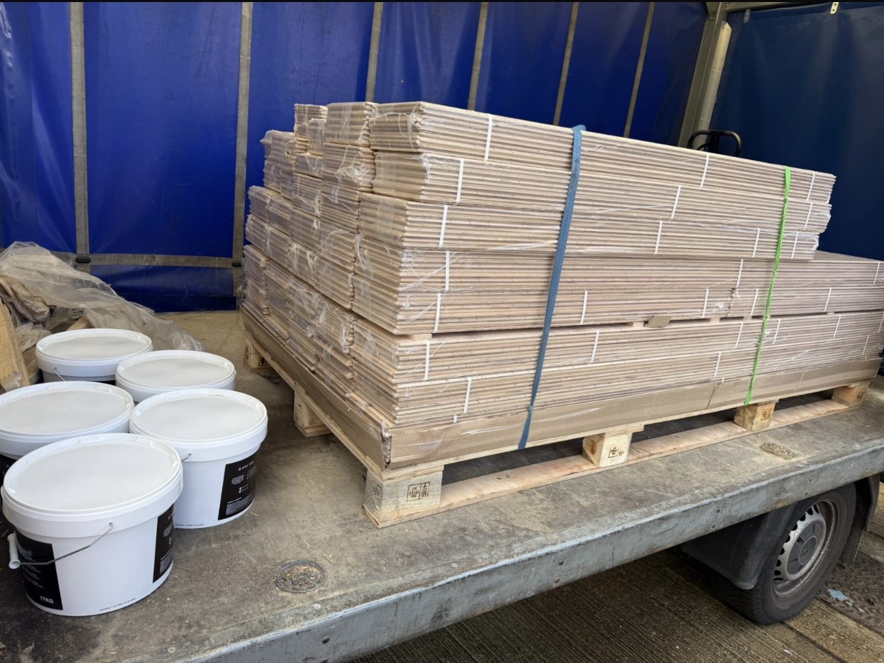 Mixed pallet load with buckets and flat-packed materials